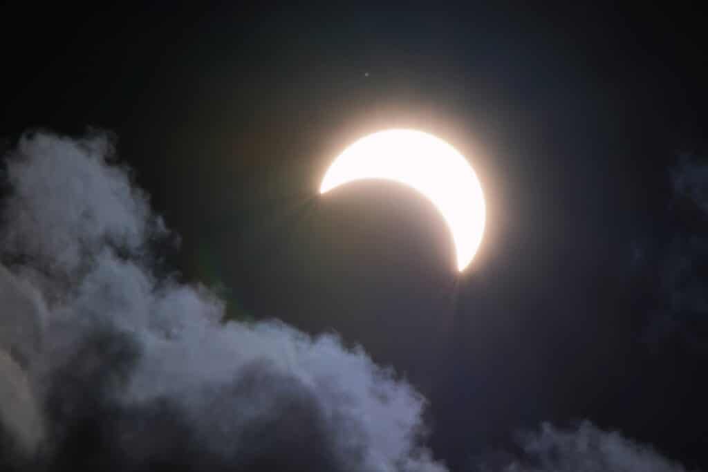 Éclipse solaire 2024 : découvrez la liste des prénoms impactés !